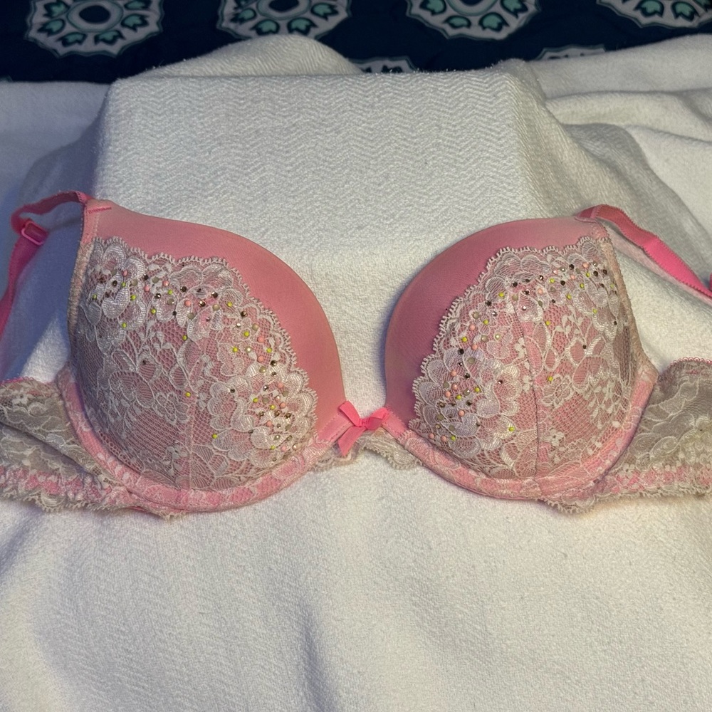Victoria's Secret Pink and Cream Lace Bra 32-D.